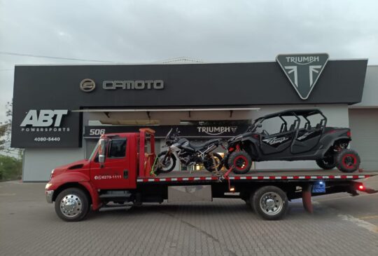 Traslado de motocicletas y un side by side sobre plataforma