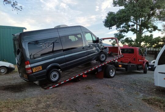 Rescate vial de una buseta accidentada cargada en plataforma